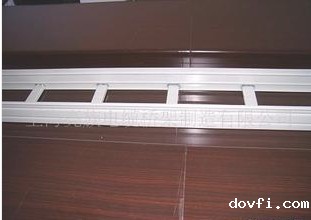 小心翼翼的连接桥架